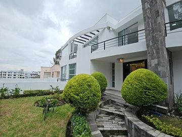 Venta de Casa  Moderna con acabados de Lujo con 5 Dormitorios y seguridad 24/7 en Urb. del Condado