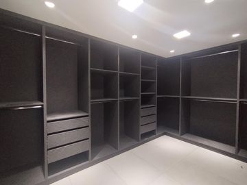 Venta de Casa  Moderna con acabados de Lujo con 5 Dormitorios y seguridad 24/7 en Urb. del Condado