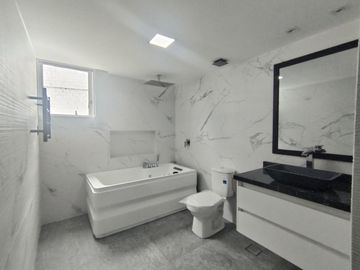 Venta de Casa  Moderna con acabados de Lujo con 5 Dormitorios y seguridad 24/7 en Urb. del Condado