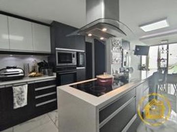 Venta de Casa  Moderna con acabados de Lujo con 5 Dormitorios y seguridad 24/7 en Urb. del Condado