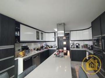 Venta de Casa  Moderna con acabados de Lujo con 5 Dormitorios y seguridad 24/7 en Urb. del Condado