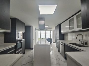 Venta de Casa  Moderna con acabados de Lujo con 5 Dormitorios y seguridad 24/7 en Urb. del Condado
