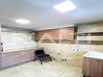 Amplio departamento con acabados de lujo, Av Brasil