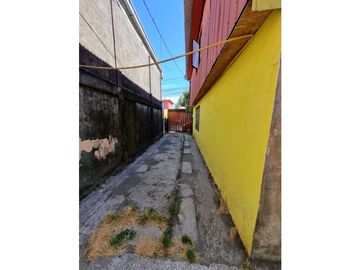 SE VENDE SITIO CON 2 CASAS PARA INVERSION.