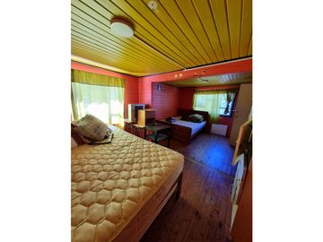 SE VENDE SITIO CON 2 CASAS PARA INVERSION.