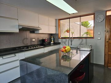 Venta de casa Residencial Higuereta, Santiago de Surco;  300m2 AT - 272.48m2 AC
