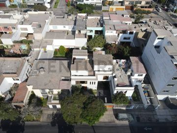 Venta de casa Residencial Higuereta, Santiago de Surco;  300m2 AT - 272.48m2 AC