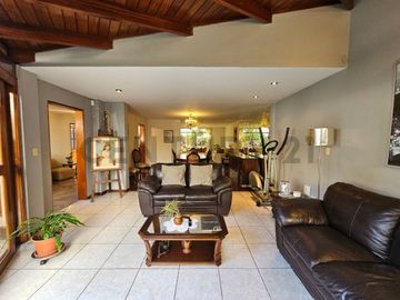 Venta de casa Residencial Higuereta, Santiago de Surco;  300m2 AT - 272.48m2 AC