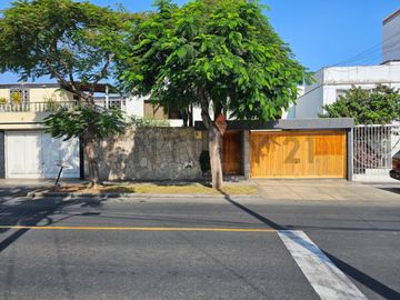 Venta de casa Residencial Higuereta, Santiago de Surco;  300m2 AT - 272.48m2 AC