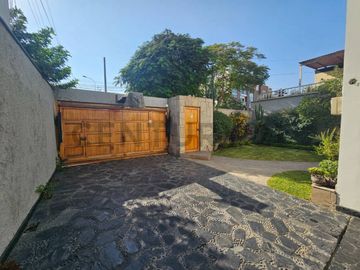 Venta de casa Residencial Higuereta, Santiago de Surco;  300m2 AT - 272.48m2 AC