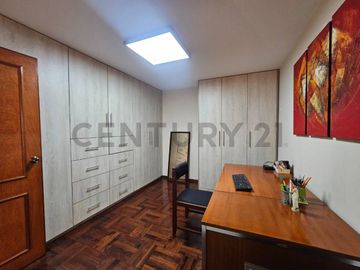 Venta de casa Residencial Higuereta, Santiago de Surco;  300m2 AT - 272.48m2 AC