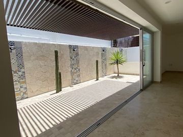 Casa en Venta en Valle de Juriquilla, Sótano, 3 Recamaras, 3 Baños, 3 Autos