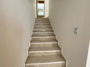 Casa en Venta en Valle de Juriquilla, Sótano, 3 Recamaras, 3 Baños, 3 Autos