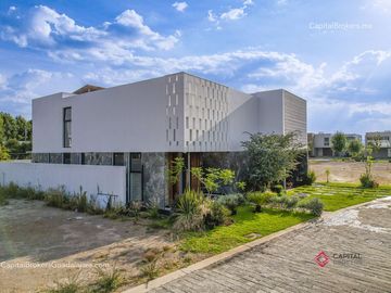 Casa de lujo en venta cerca de Olivos a 5 minutos del Tec con alberca San Acasio