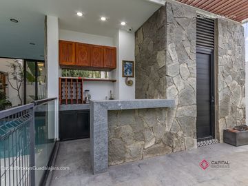 Casa de lujo en venta cerca de Olivos a 5 minutos del Tec con alberca San Acasio