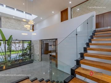 Casa de lujo en venta cerca de Olivos a 5 minutos del Tec con alberca San Acasio