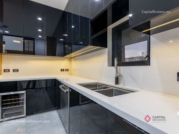 Casa de lujo en venta cerca de Olivos a 5 minutos del Tec con alberca San Acasio