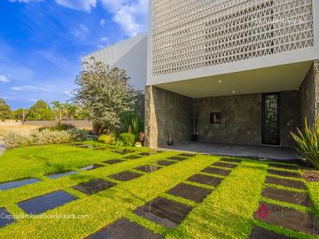 Casa de lujo en venta cerca de Olivos a 5 minutos del Tec con alberca San Acasio