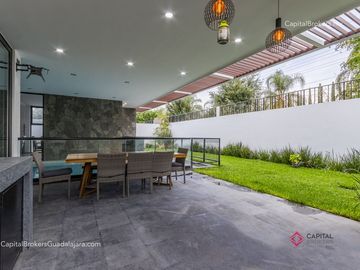 Casa de lujo en venta cerca de Olivos a 5 minutos del Tec con alberca San Acasio