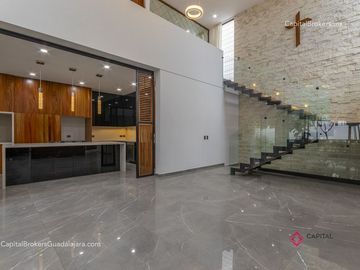 Casa de lujo en venta cerca de Olivos a 5 minutos del Tec con alberca San Acasio