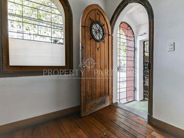 Casa en zona histórica de Providencia con amplios espacios y patio interior