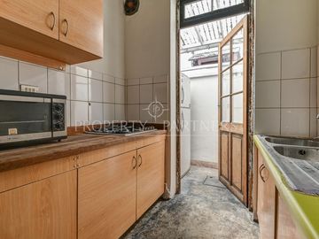 Casa en zona histórica de Providencia con amplios espacios y patio interior