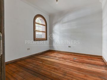 Casa en zona histórica de Providencia con amplios espacios y patio interior