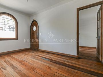 Casa en zona histórica de Providencia con amplios espacios y patio interior