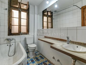 Casa en zona histórica de Providencia con amplios espacios y patio interior