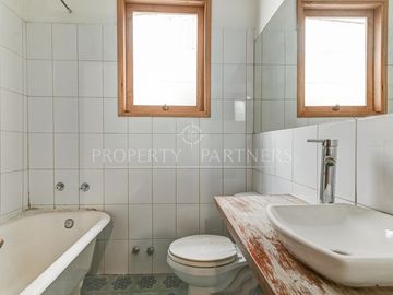 Casa en zona histórica de Providencia con amplios espacios y patio interior