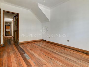 Casa en zona histórica de Providencia con amplios espacios y patio interior
