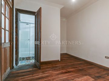 Casa en zona histórica de Providencia con amplios espacios y patio interior