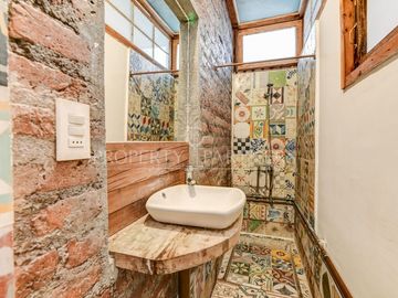 Casa en zona histórica de Providencia con amplios espacios y patio interior
