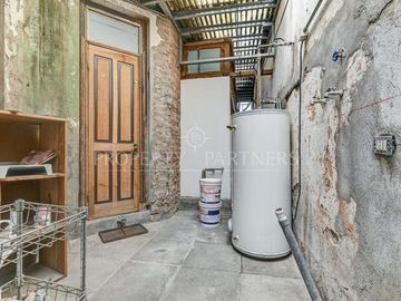 Casa en zona histórica de Providencia con amplios espacios y patio interior