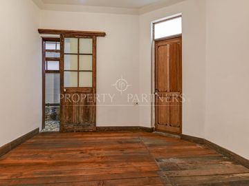 Casa en zona histórica de Providencia con amplios espacios y patio interior