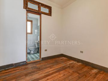 Casa en zona histórica de Providencia con amplios espacios y patio interior