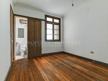 Casa en zona histórica de Providencia con amplios espacios y patio interior