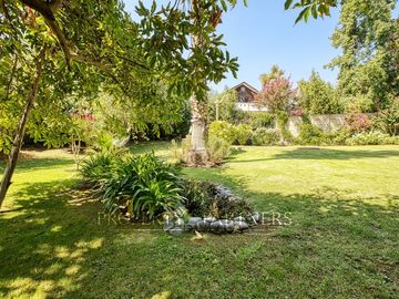 Linda casa chilena con espectacular jardín, La Foresta