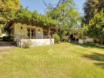 Linda casa chilena con espectacular jardín, La Foresta
