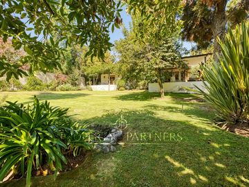 Linda casa chilena con espectacular jardín, La Foresta
