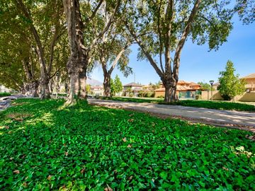 VENTA DE CASA en condominio. Parque Cousiño, BARRIO LA HACIENDA. PEÑALOLÉN.