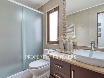Venta de hermosa y cómoda casa, con espectacular vista, en Condominio Arboretum de Peñalolén