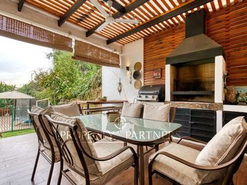 Venta de hermosa y cómoda casa, con espectacular vista, en Condominio Arboretum de Peñalolén
