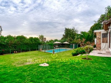 Venta de hermosa y cómoda casa, con espectacular vista, en Condominio Arboretum de Peñalolén