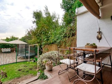 Venta de hermosa y cómoda casa, con espectacular vista, en Condominio Arboretum de Peñalolén