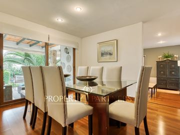 Venta de hermosa y cómoda casa, con espectacular vista, en Condominio Arboretum de Peñalolén