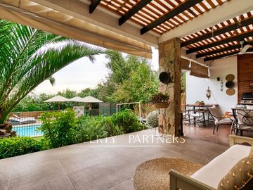 Venta de hermosa y cómoda casa, con espectacular vista, en Condominio Arboretum de Peñalolén