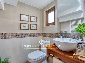 Venta de hermosa y cómoda casa, con espectacular vista, en Condominio Arboretum de Peñalolén
