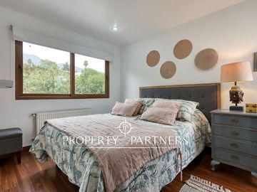 Venta de hermosa y cómoda casa, con espectacular vista, en Condominio Arboretum de Peñalolén