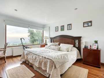 Venta de hermosa y cómoda casa, con espectacular vista, en Condominio Arboretum de Peñalolén